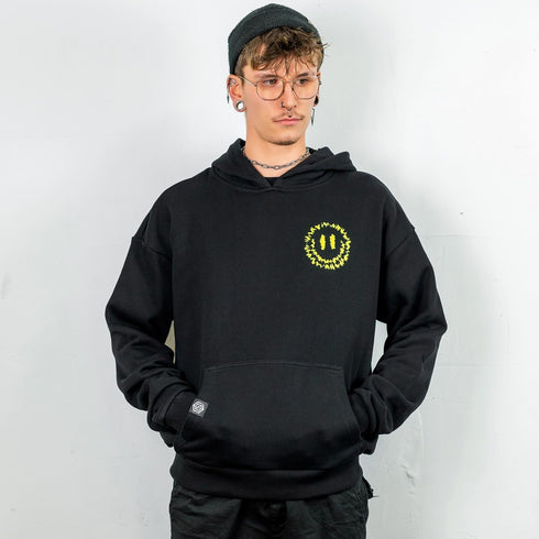 "Felicimo" Ultra Heavy Hoodie in schwarz von Technostoff, Vorderansicht, getragen von Raver
